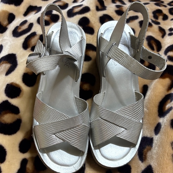 Elegant Silver Platform Sandals. Size 8 Kork ease - Picture 2 of 9